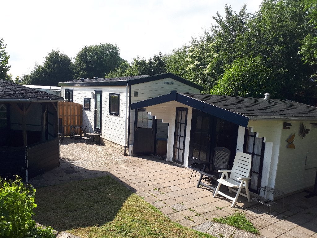 Foto 4 van te koop mooi chalet met tuinhuis naast zwem vis en vaarwater