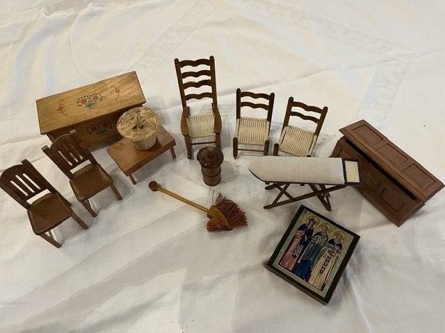 Poppenhuis spullen: stoelen, kist, strijkplank etc., Ophalen of Verzenden, Gebruikt, Toebehoren