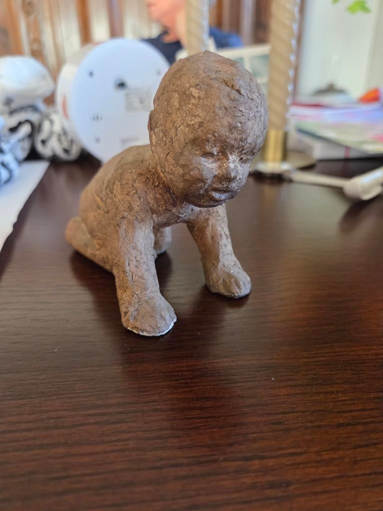 Hanna Mobach kruipende baby beeldje, Vintage, Gebruikt, Ophalen of Verzenden, Bruin