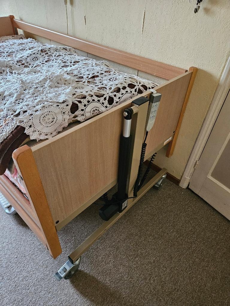 hoog laag bed, Huis en Inrichting, Slaapkamer | Bedden, Ophalen, Zo goed als nieuw, 200 cm, Hout