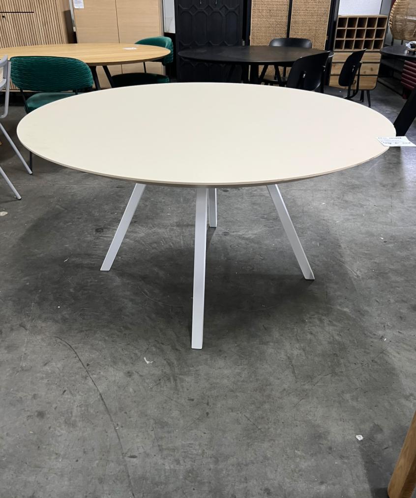 Studio Henk Eettafel 140 cm Beige HPL Fenix | Van €2629, nu, Studio Henk, Nieuw, Ophalen of Verzenden, Studio Henk
