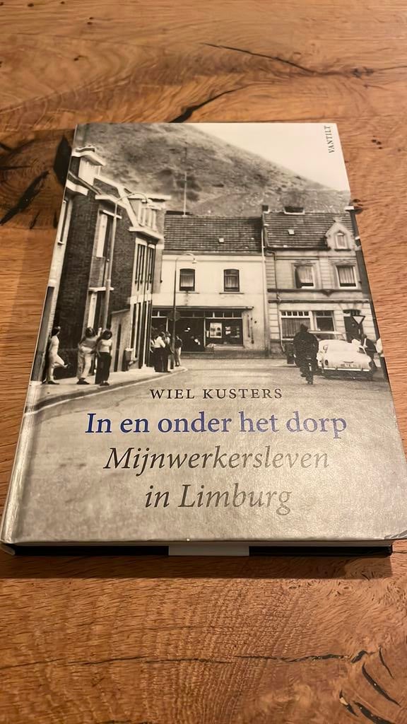 In en onder het dorp, Boeken, Ophalen of Verzenden, Zo goed als nieuw