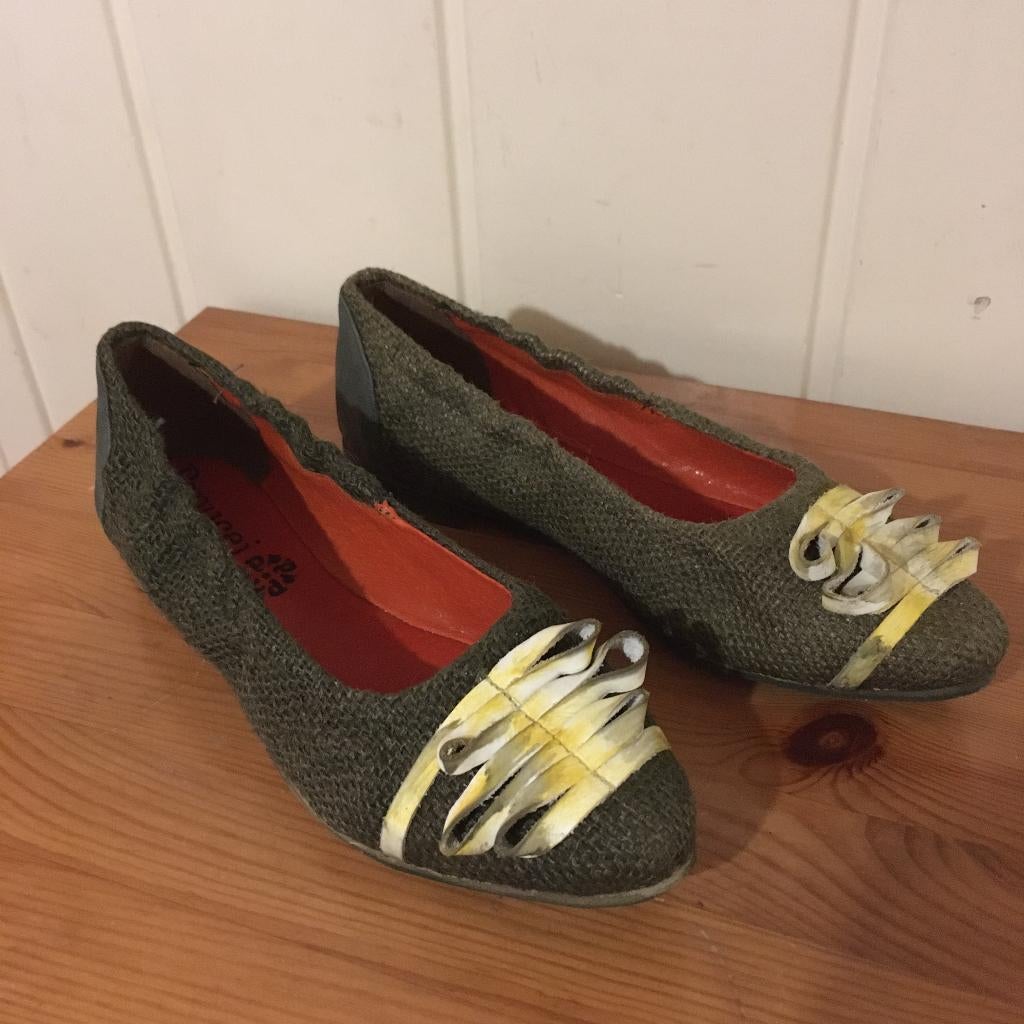 Aparte groene stoffen / leren pumps van Papucei, maat 38, Kleding | Dames, Pumps, Ophalen of Verzenden, Zo goed als nieuw, Papucei