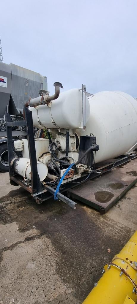 Betonmixer op sleede 9m³ met eigen 4 cilinder deutz motor, Ophalen