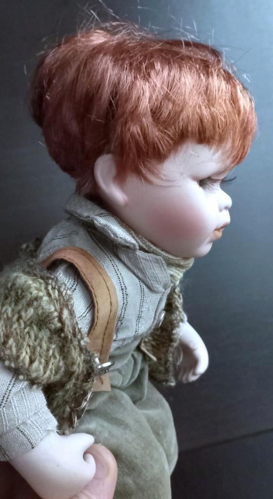 Een charmant keramieken popje van een lieve jongen, Verzamelen, Ophalen of Verzenden, Zo goed als nieuw, Pop