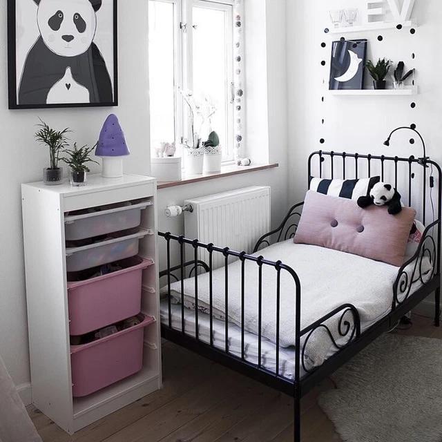 Minnen ikea peuterbed zwart compleet met matras, Ophalen, Zo goed als nieuw, Ledikant