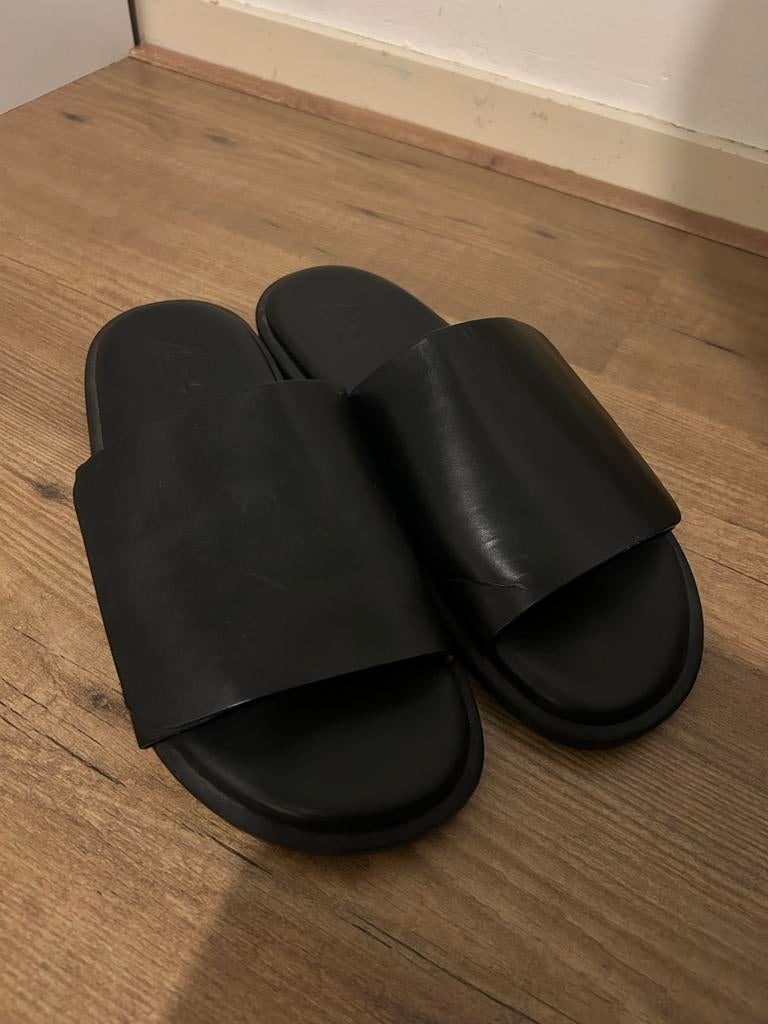 Zara Zwarte Slippers Klittenband Maat 44, Ophalen of Verzenden, Zo goed als nieuw, Zwart, Pantoffels of Sloffen