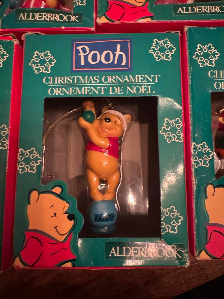 ornament toont Winnie de Poeh die op een blauwe honingpot, Diversen, Kerst, Ophalen of Verzenden, Nieuw