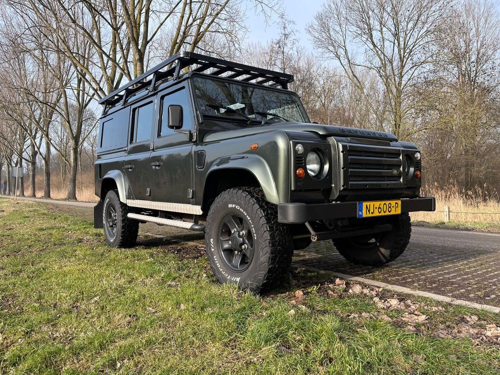 Defender 110 • 2.3L EcoBoost 314 pk - benzine • Camper-ready, Zwart, 4 cilinders, 241 €/maand, Leder en Stof