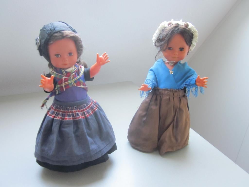 Nostalgische fashion Dolls 3873 ES met lang donker haar, Verzamelen, Ophalen of Verzenden, Gebruikt, Pop