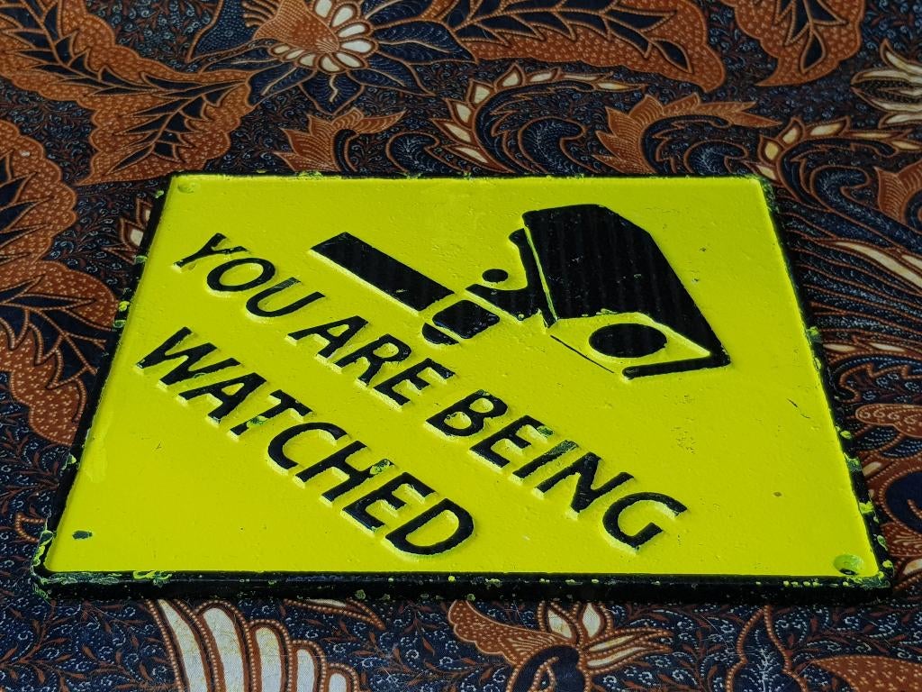 Zwaar vintage CCTV camera bord uit Engeland van ijzer 24 cm., Ophalen of Verzenden