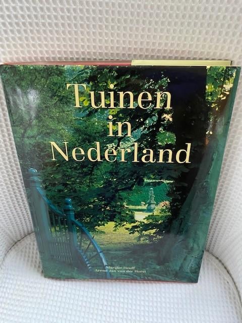 Boek Tuinen in Nederland, Ophalen of Verzenden, Zo goed als nieuw, Bloemen, Planten en Bomen, Marijke Heuff en Arend Jan van der Horst.