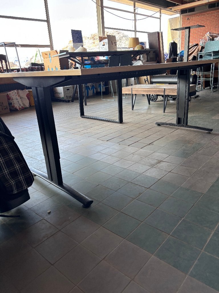 BUREAU MET LICHT HOUTEN BLAD EN ZWART ONDERSTEL, Overige typen, Gebruikt, 100 cm, In hoogte verstelbaar
