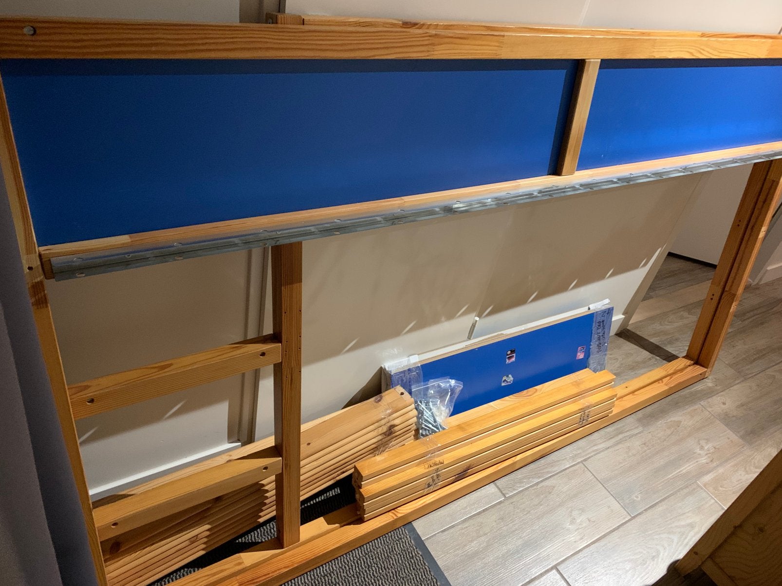 Gratis Ikea hoog/laagslaper en kasje, Ophalen, Gebruikt, Hoogslaper