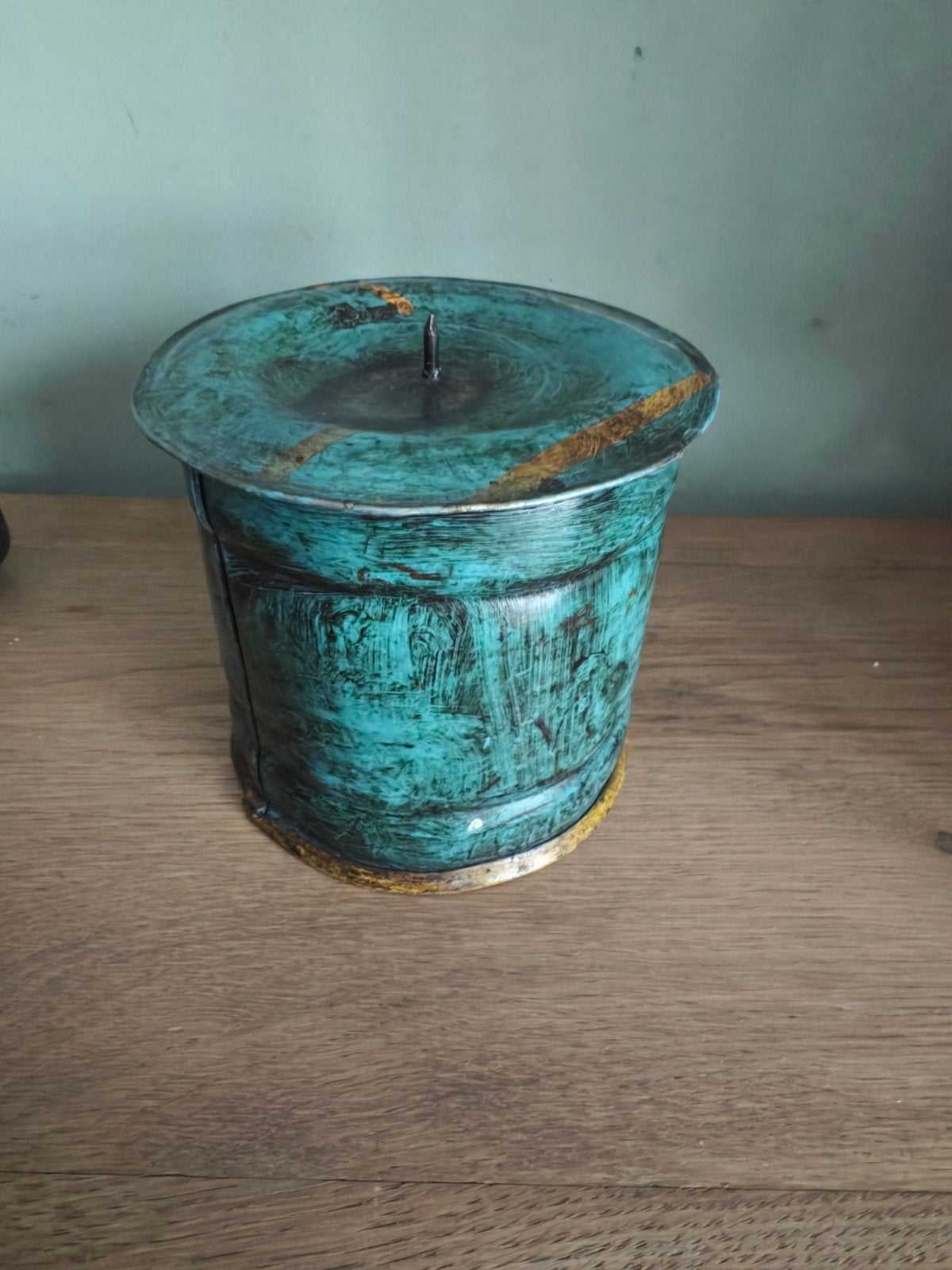 Unieke kandelaar van blik - Handgemaakt en decoratief, Huis en Inrichting, Ophalen of Verzenden, Zo goed als nieuw, Metaal, Kandelaar