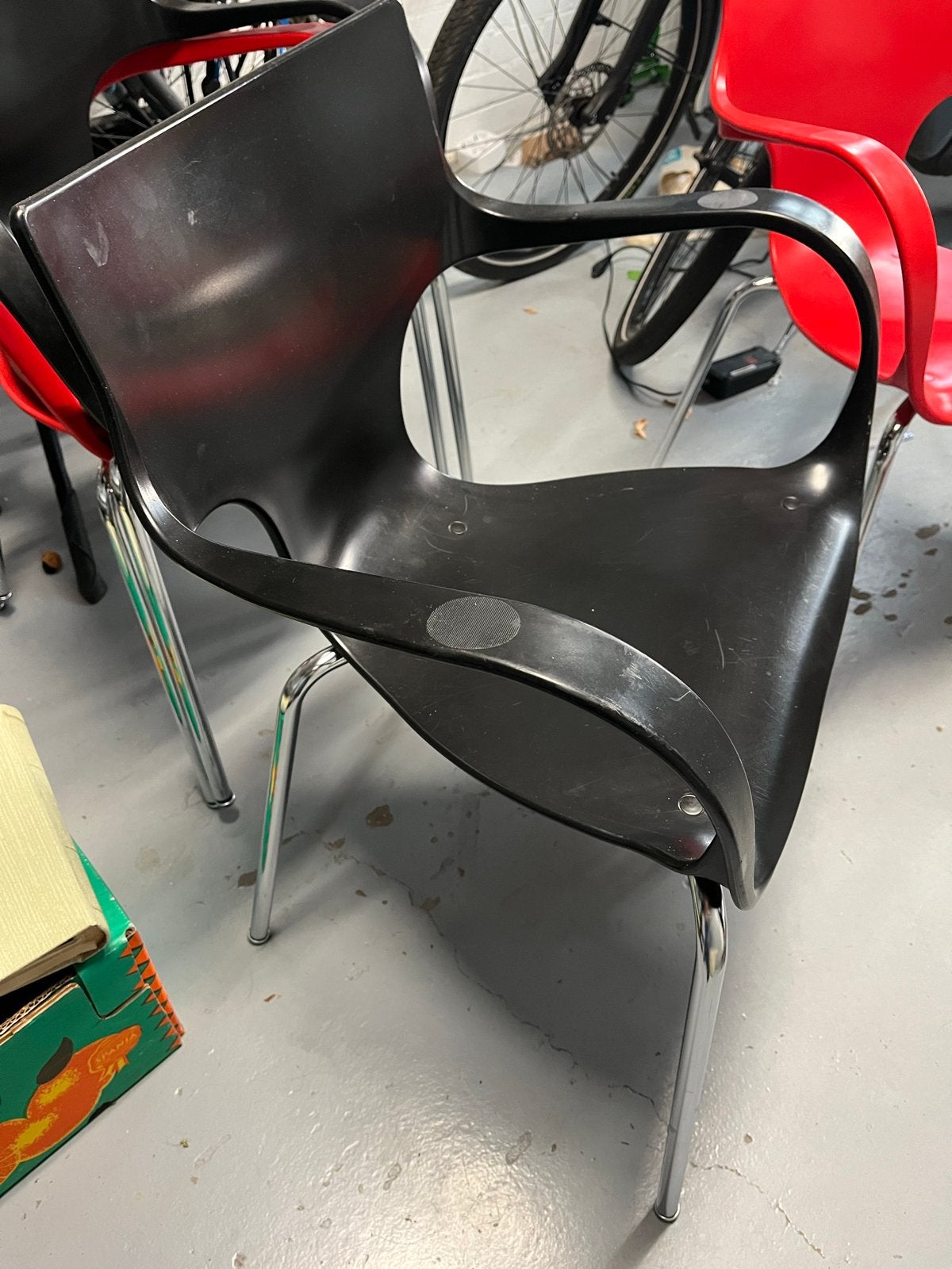 Jim DWDD stoelen - 2xZwart, 2xRood, 1xWit - Set van 5, Ophalen, Kunststof, Gebruikt, Overige kleuren
