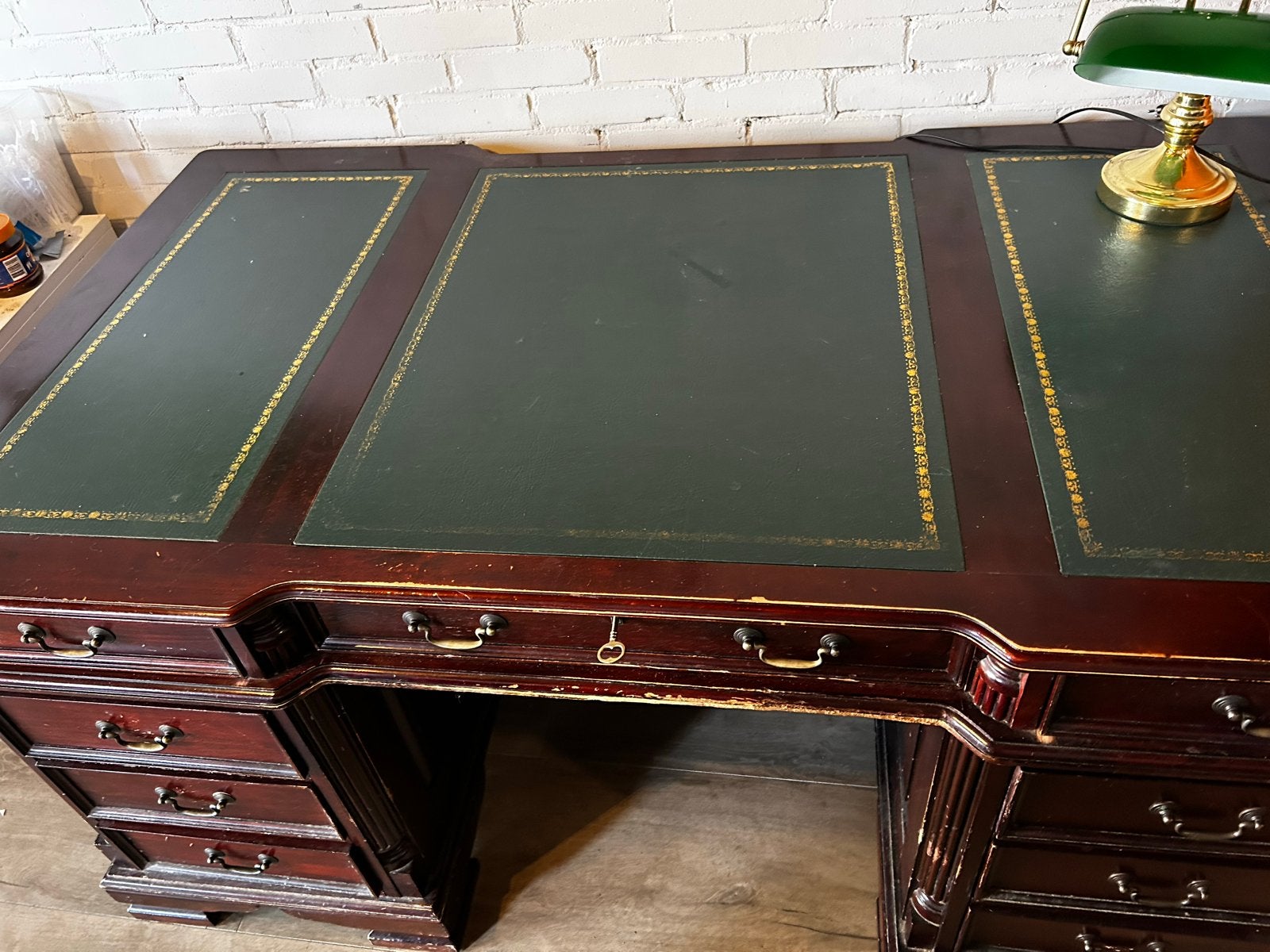 Klassiek Mahonie Engels Bureau met Groen Lederen Inleg, Huis en Inrichting, 90 cm, 160 cm, Gebruikt, Hout
