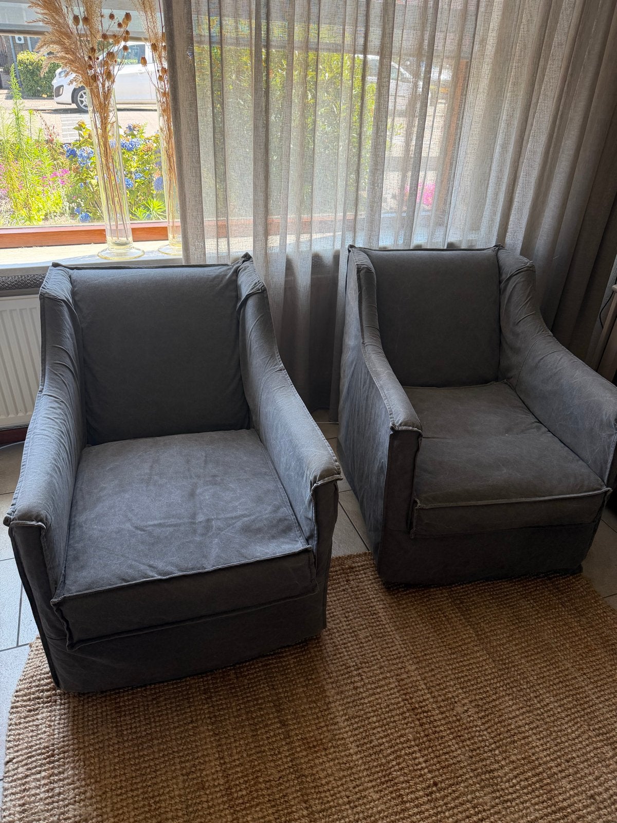 Twee comfortabele fauteuils met losse antraciet grijze hoes, Ophalen, Stoer modern landelijk, 75 tot 100 cm, Zo goed als nieuw