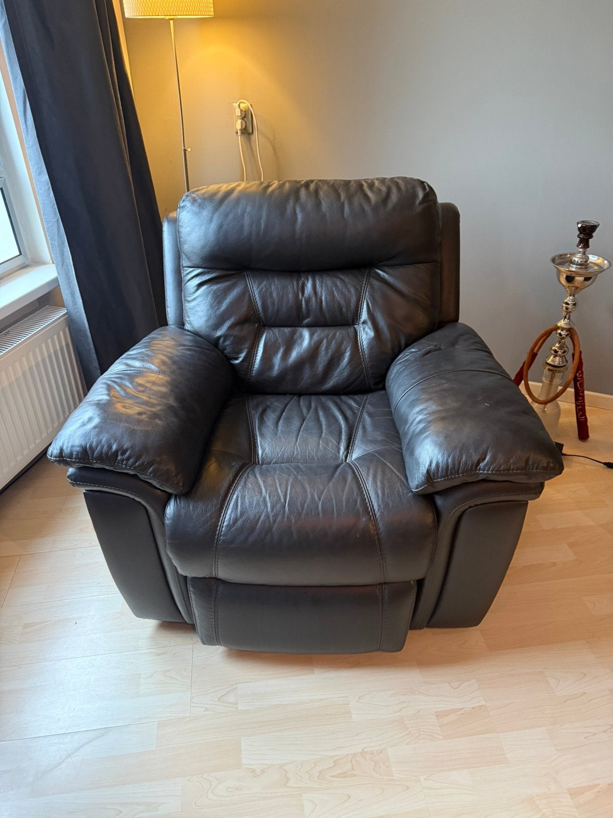 Zwart Leren Elektrisch-verstelbare Fauteuil, Ophalen, Zo goed als nieuw, Leer, 100 tot 125 cm