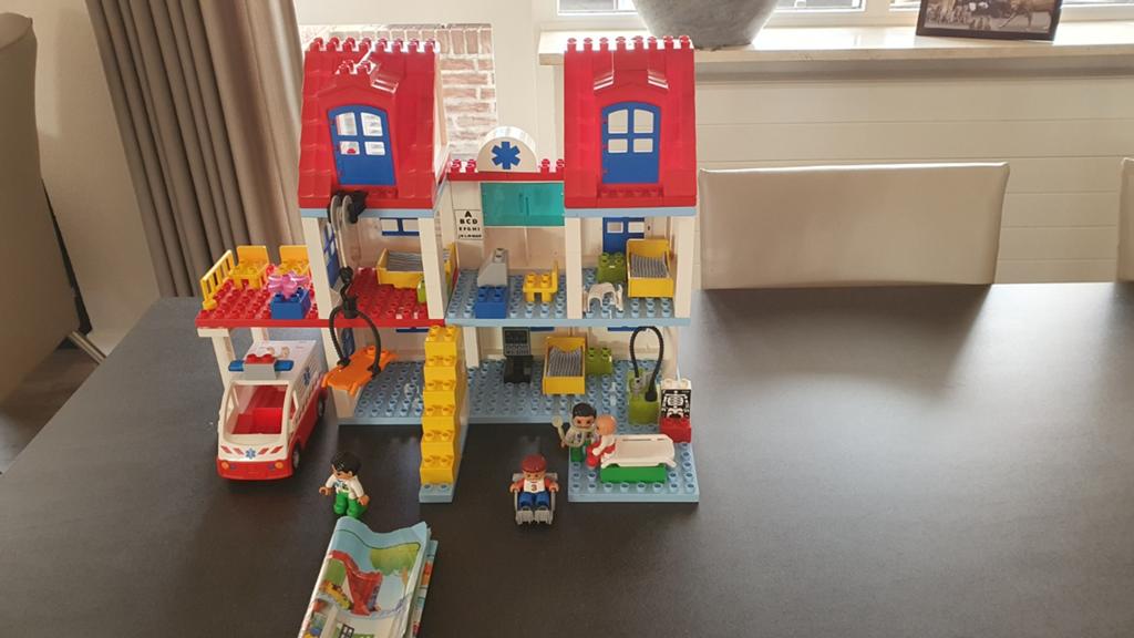 Lego Duplo Ziekenhuis met ambulance en figuren, Gebruikt, Overige thema's, Ophalen of Verzenden, Inclusief minifiguren