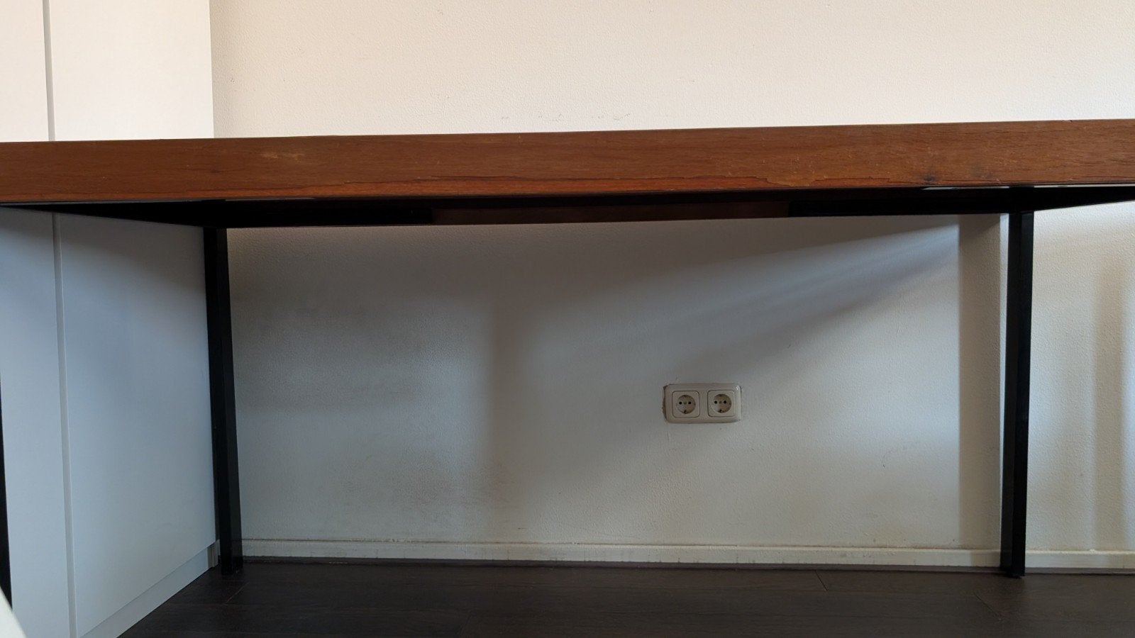 Strakke houten tafel met metalen onderstel, Overige houtsoorten, Gebruikt, 100 tot 150 cm, Vier personen