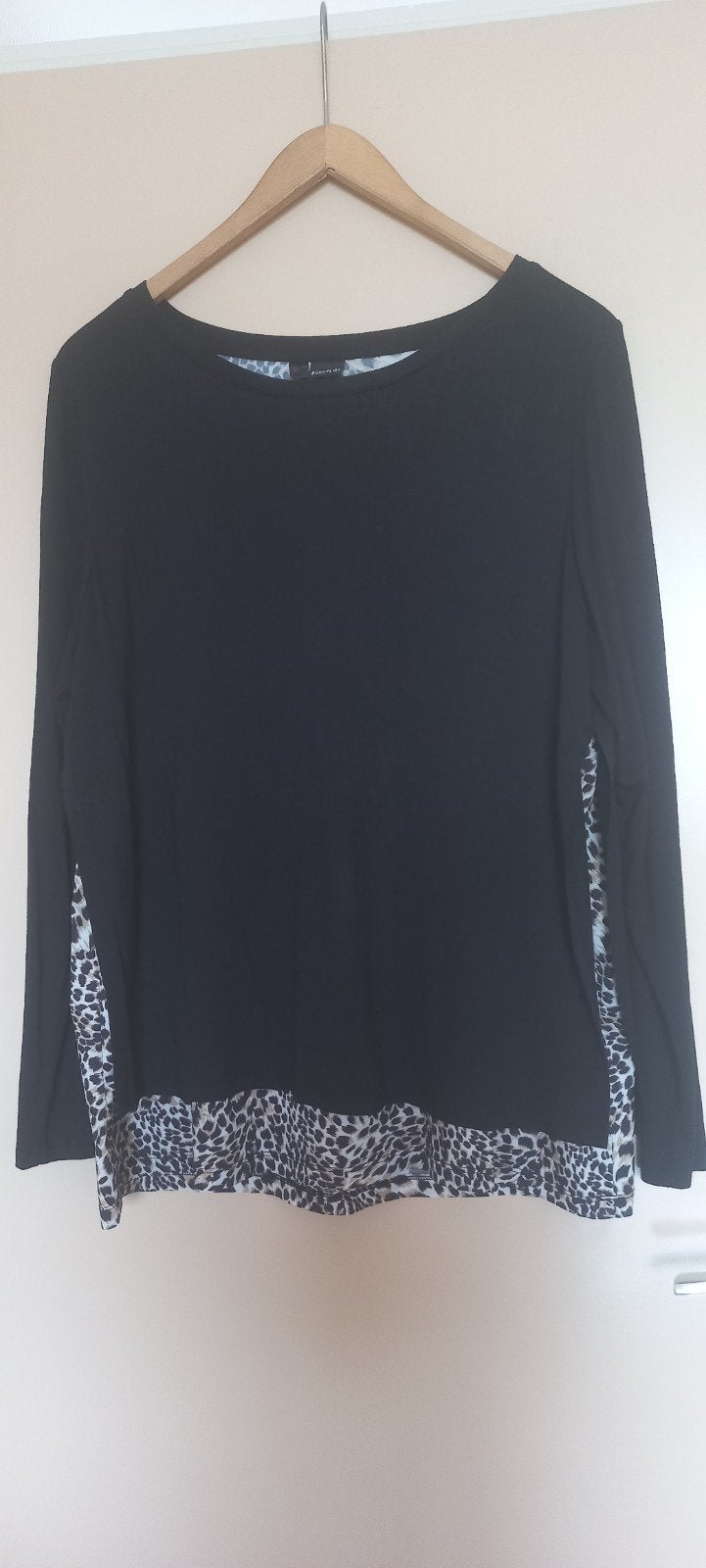 Zwart shirt met panterprint mt 44/46, Bonprix, Zwart, Maat 42/44 (L), Ophalen of Verzenden