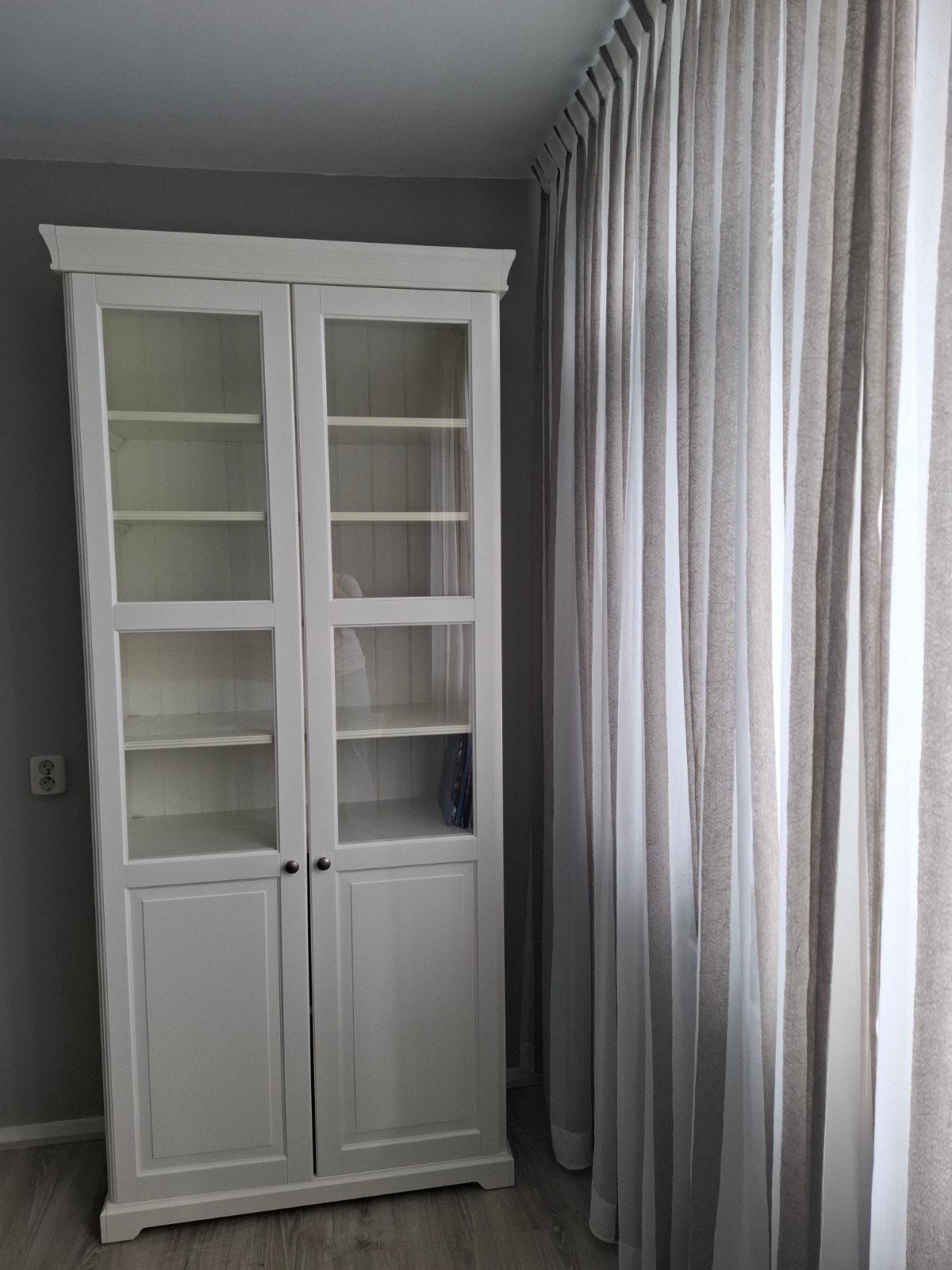 IKEA LIATORP boekenkast met glazen deuren, Huis en Inrichting, Kasten | Vitrinekasten, Ophalen, Met deur(en), 50 tot 100 cm, Zo goed als nieuw