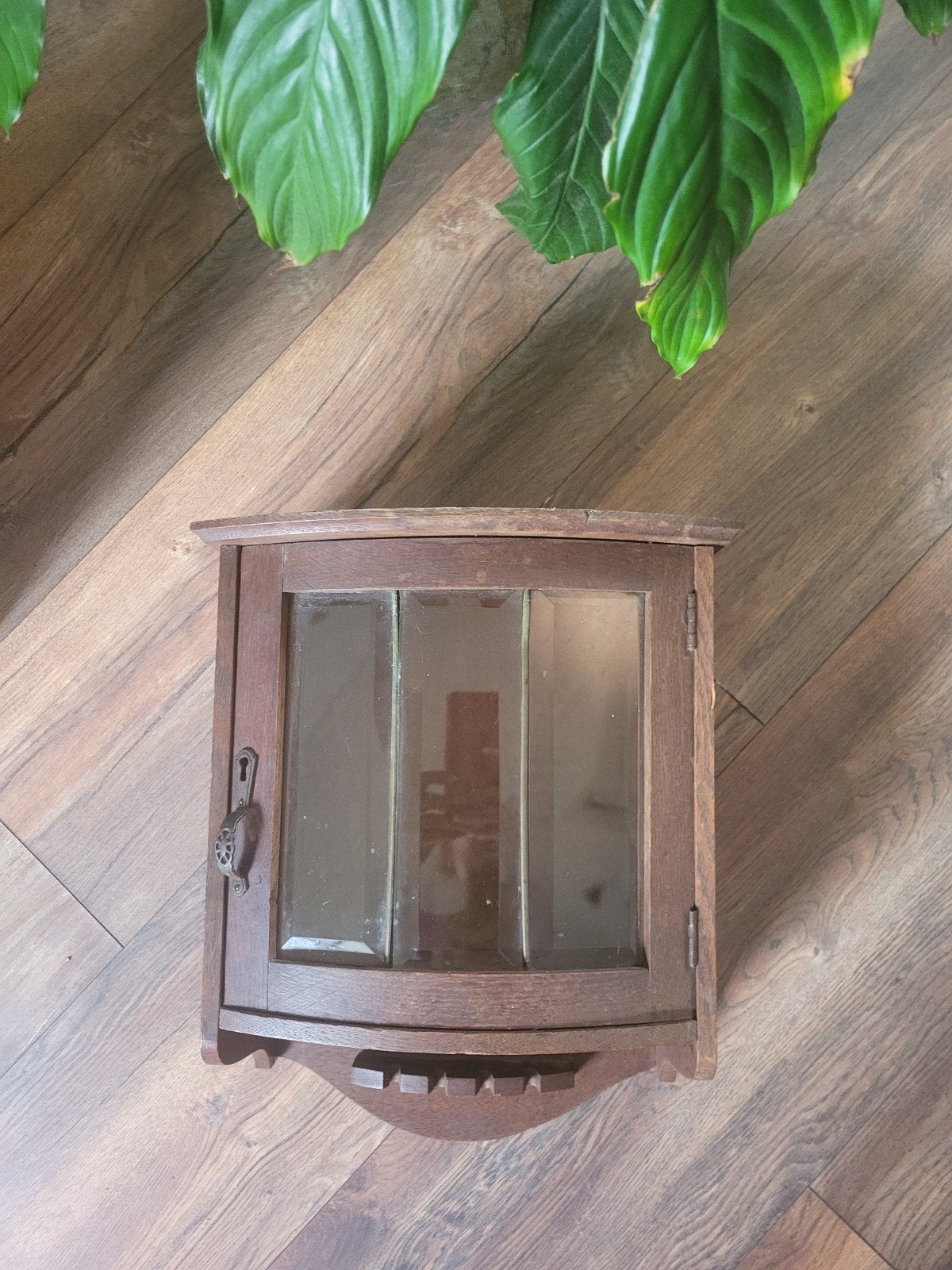 Vintage houten wandkastje met facetglazen deurtje, Ophalen of Verzenden