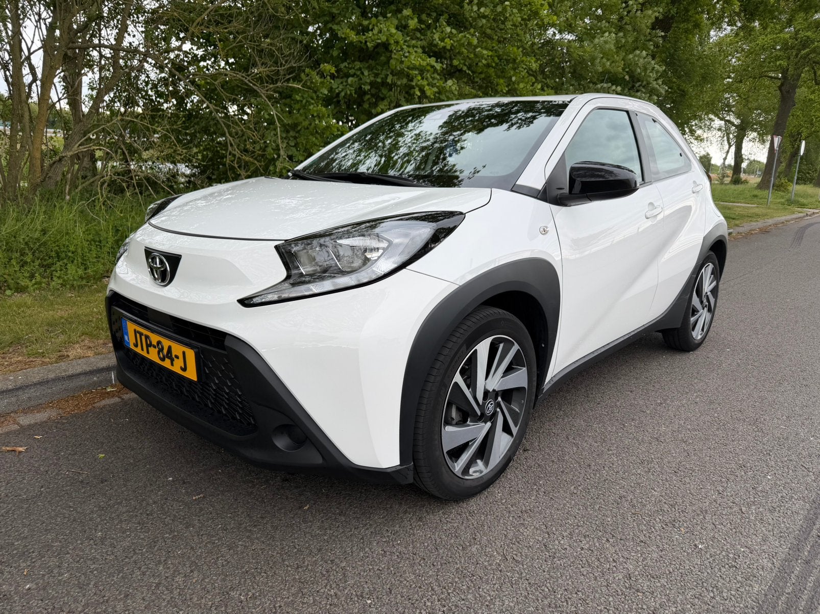 Toyota Aygo X 1.0 Vvt-i MT 72pk S-cvt 2024 Wit, Auto's, Stoelverwarming, Zwart, 4 stoelen, Wit