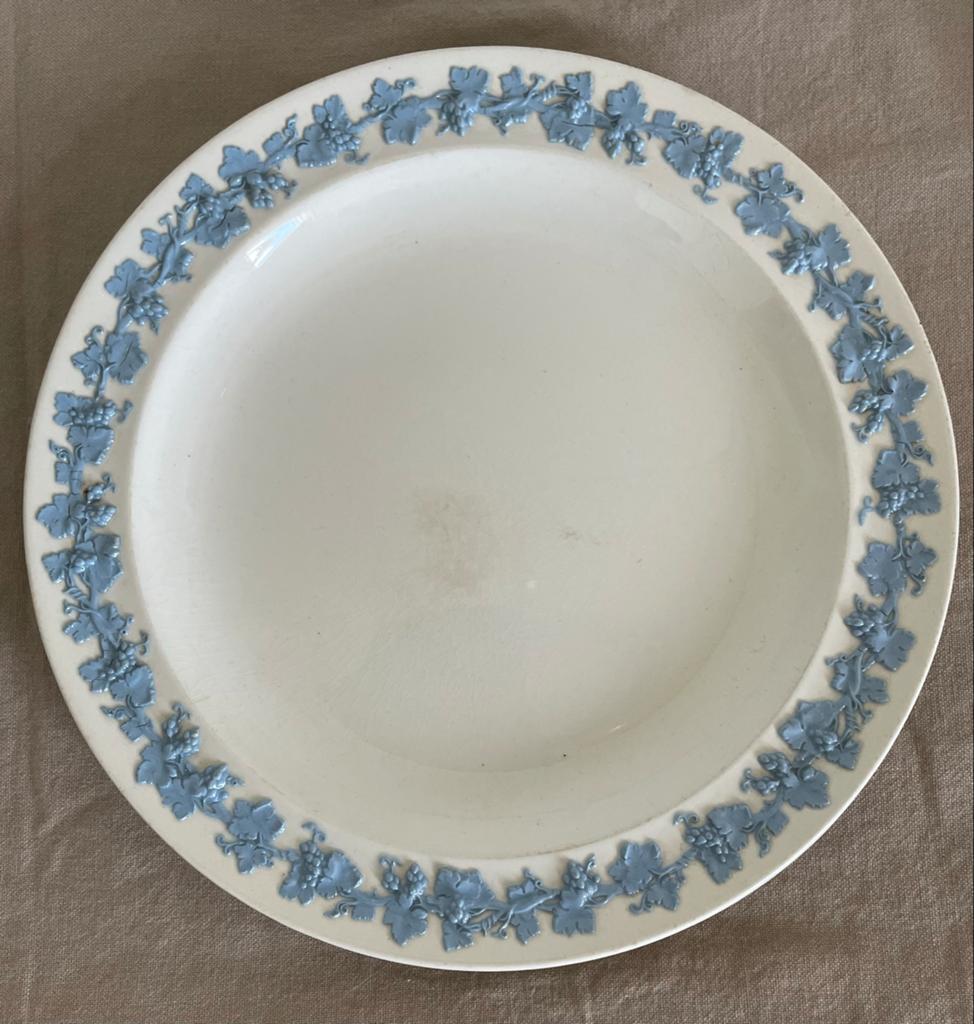 Antiek Wedgwood Queens Ware bord met druivenreliëf, Antiek en Kunst, Antiek | Servies los, Ophalen of Verzenden