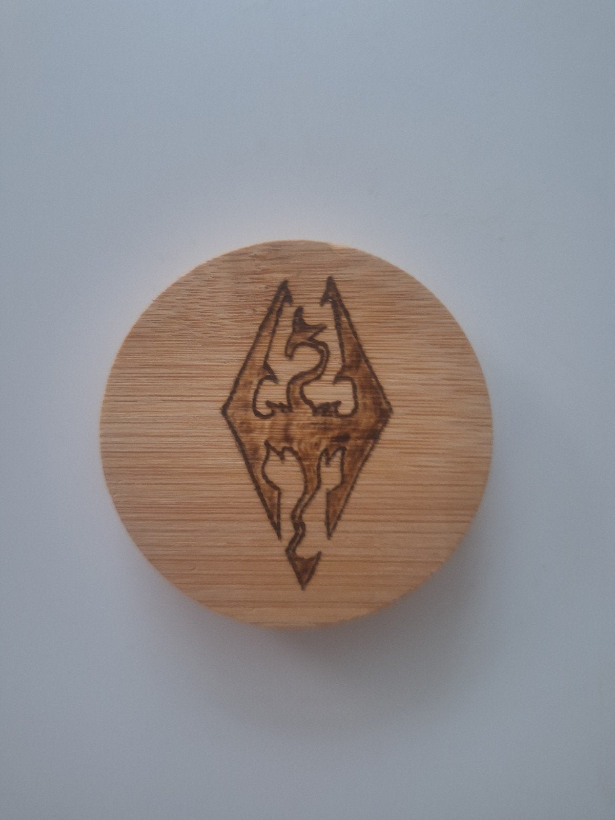 Skyrim bieropener van hout 6,5 x 6,5 x 1 cm nieuw, Gevondenengemaakt@gmail.com, Hout, Skyrim, Nieuw