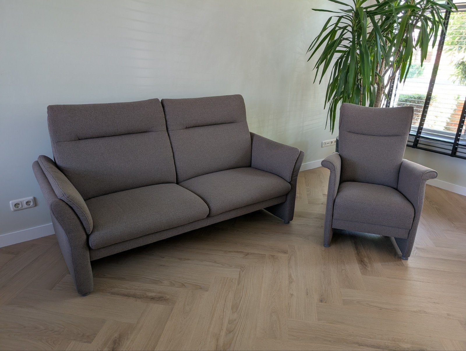 Prominent Sofa and Armchair for Sale, Ophalen, Zo goed als nieuw