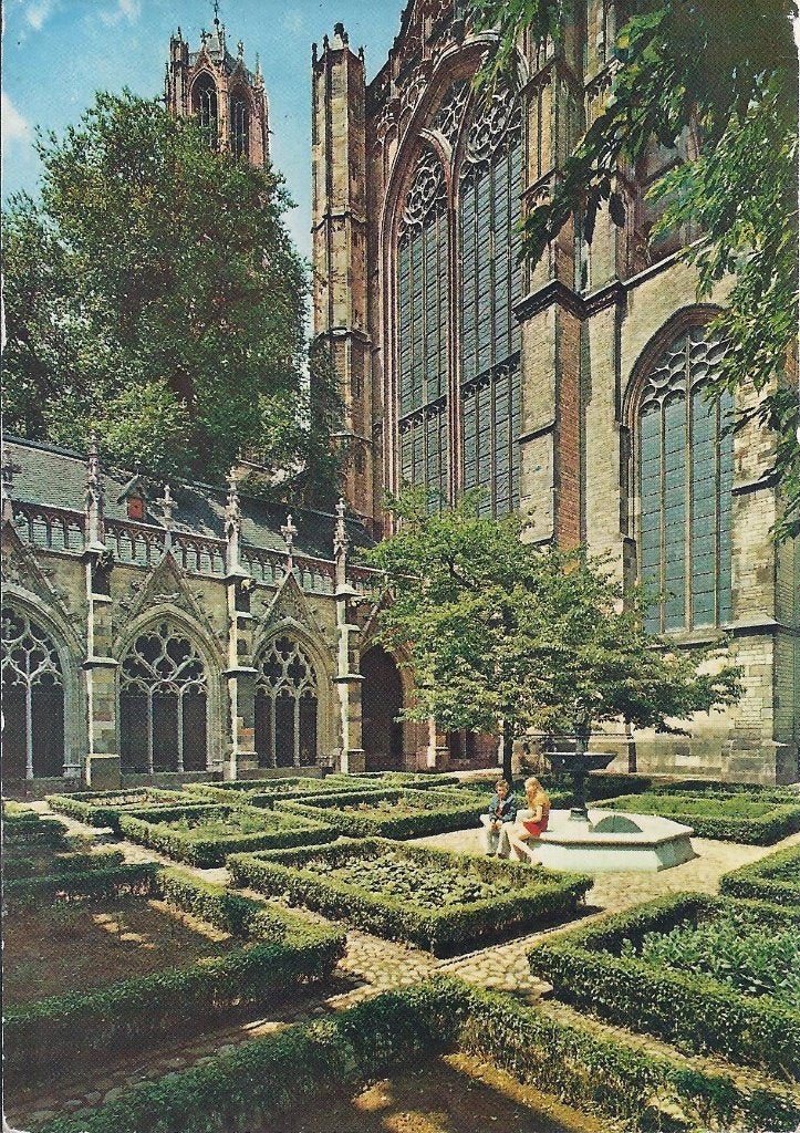 Utrecht Kloosterhof met Dom Gelopen Ansichtkaart ( A1474 ), Ophalen of Verzenden, 1980 tot heden, Gelopen, Utrecht