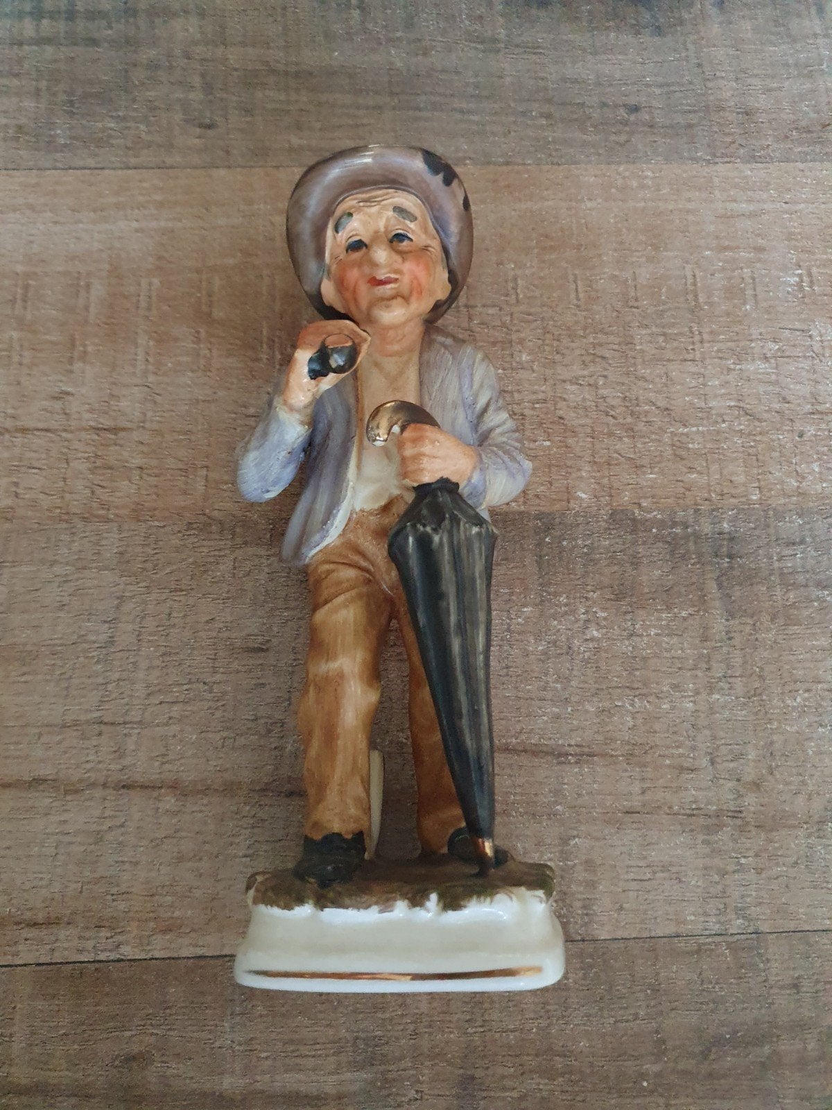 Vintage beeldje oude man met paraplu, Ophalen of Verzenden, Gebruikt, Mens