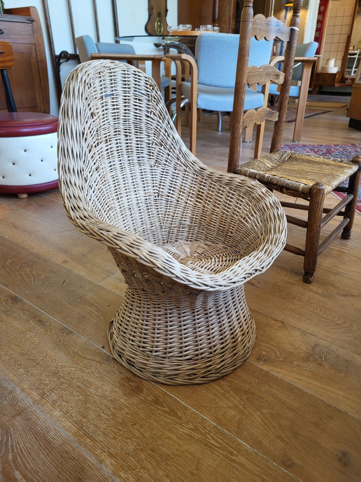 Nostalgisch Vintage rotan kinder kuipstoel met hoge rug, Antiek en Kunst, Antiek | Meubels | Stoelen en Banken, Ophalen of Verzenden
