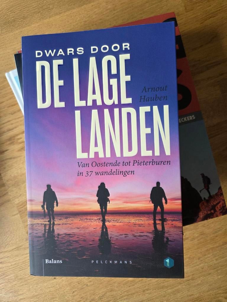 Dwars door de Lage Landen - Arnout Hauben, Overige merken, Ophalen of Verzenden, Zo goed als nieuw, Reisgids of -boek