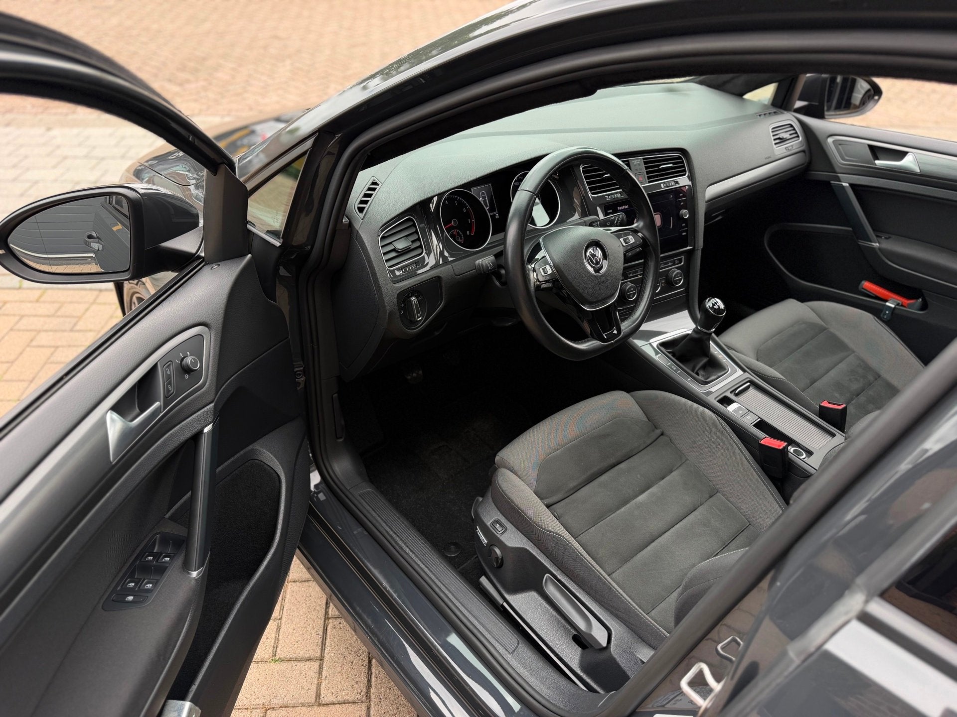 Volkswagen Golf 1.0 TSI Highline Style Panorama Dak LED kopl, Auto's, Dealer onderhouden, Gebruikt, 49 €/maand, Origineel Nederlands
