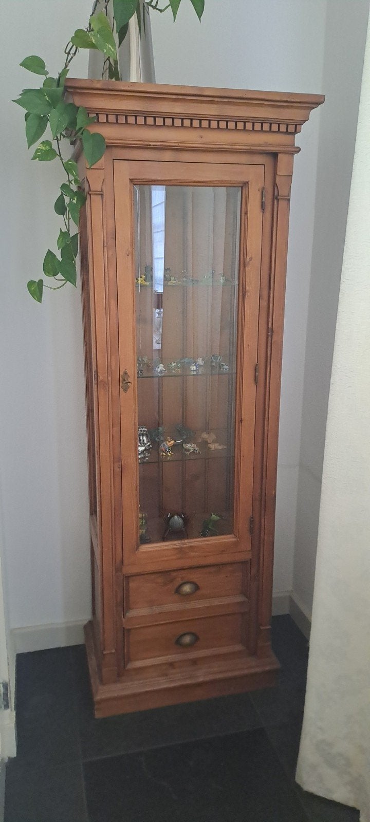 Grenen vitrinekast met used look en geslepen glas, Huis en Inrichting, Kasten | Vitrinekasten, Ophalen, Gebruikt, Landelijk, 150 tot 200 cm