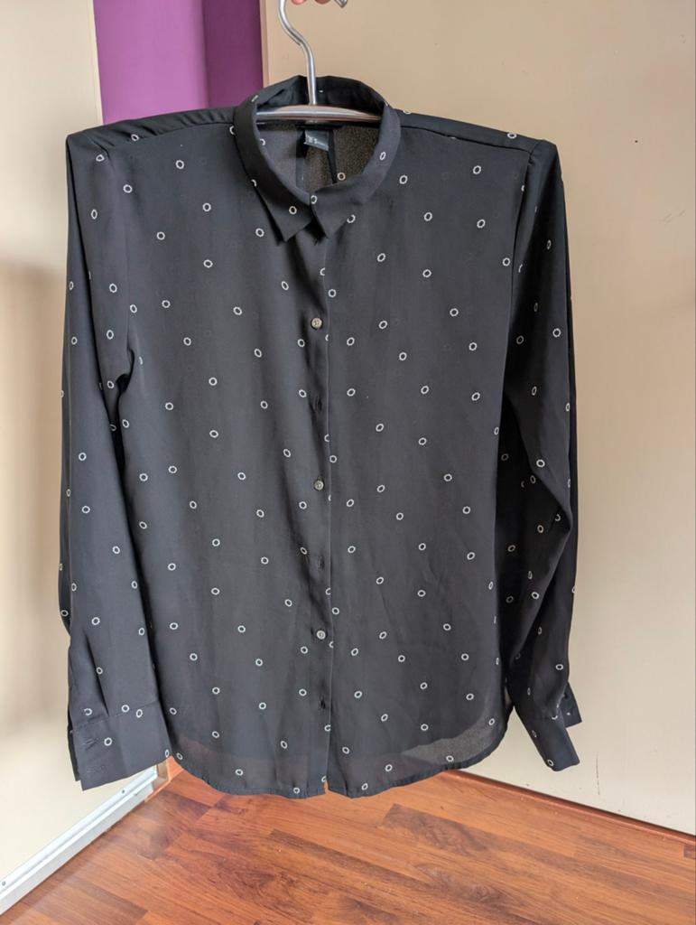 2 x Blouses. Zwart en Bordeaux rood. Maat 38. IZGS, Kleding | Dames, Blouses en Tunieken, Ophalen of Verzenden, Zo goed als nieuw