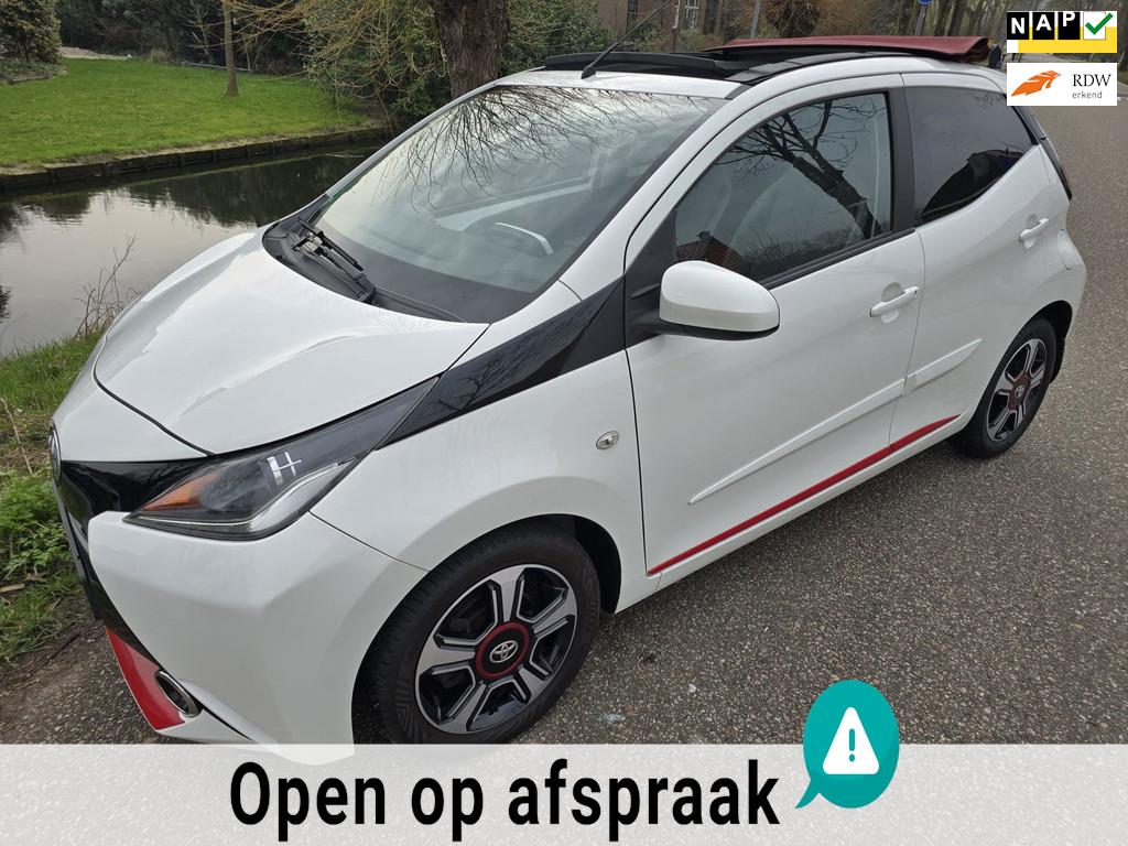 Toyota Aygo Heerlijk CABRIO rijden met dit mooie weer! AUTOM, Gebruikt, 4 stoelen, Leder en Stof, Wit