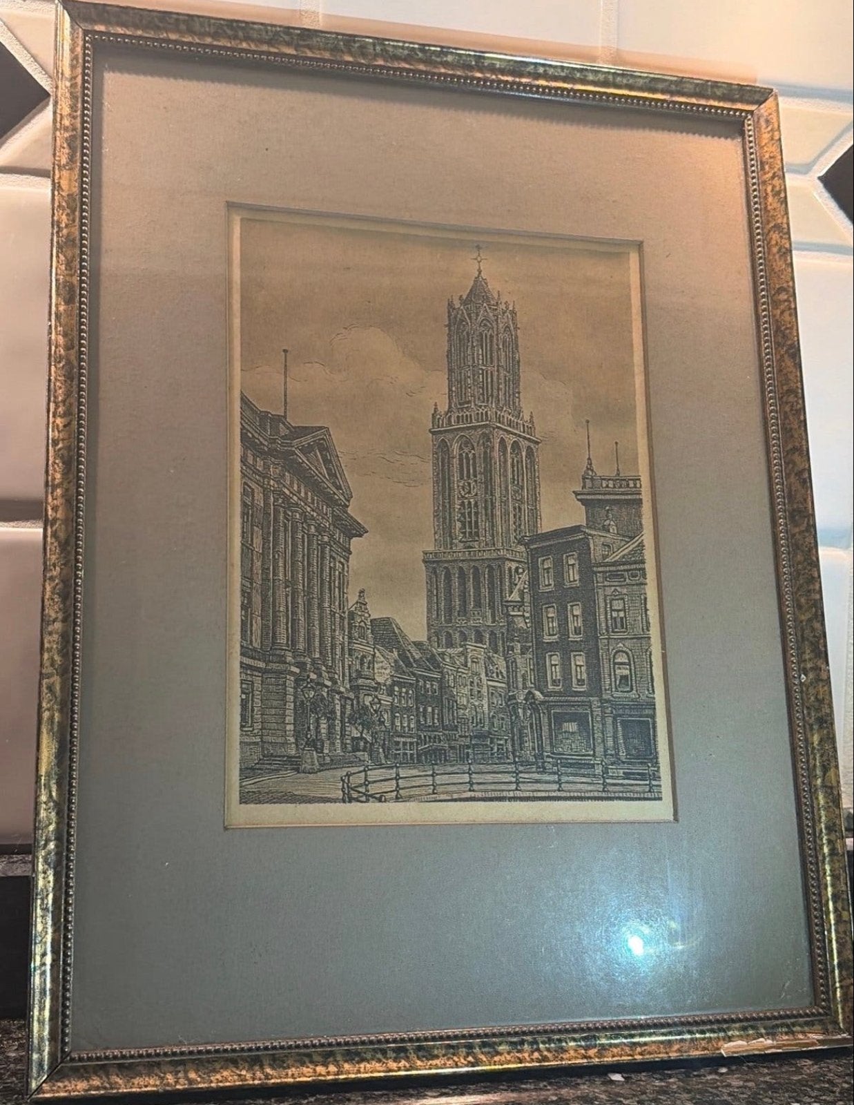 Ingelijste prent Domtoren Utrecht vanaf Stadhuisbrug, Antiek en Kunst, Ingelijst, Ophalen of Verzenden, 1900 - 1949, Overige technieken
