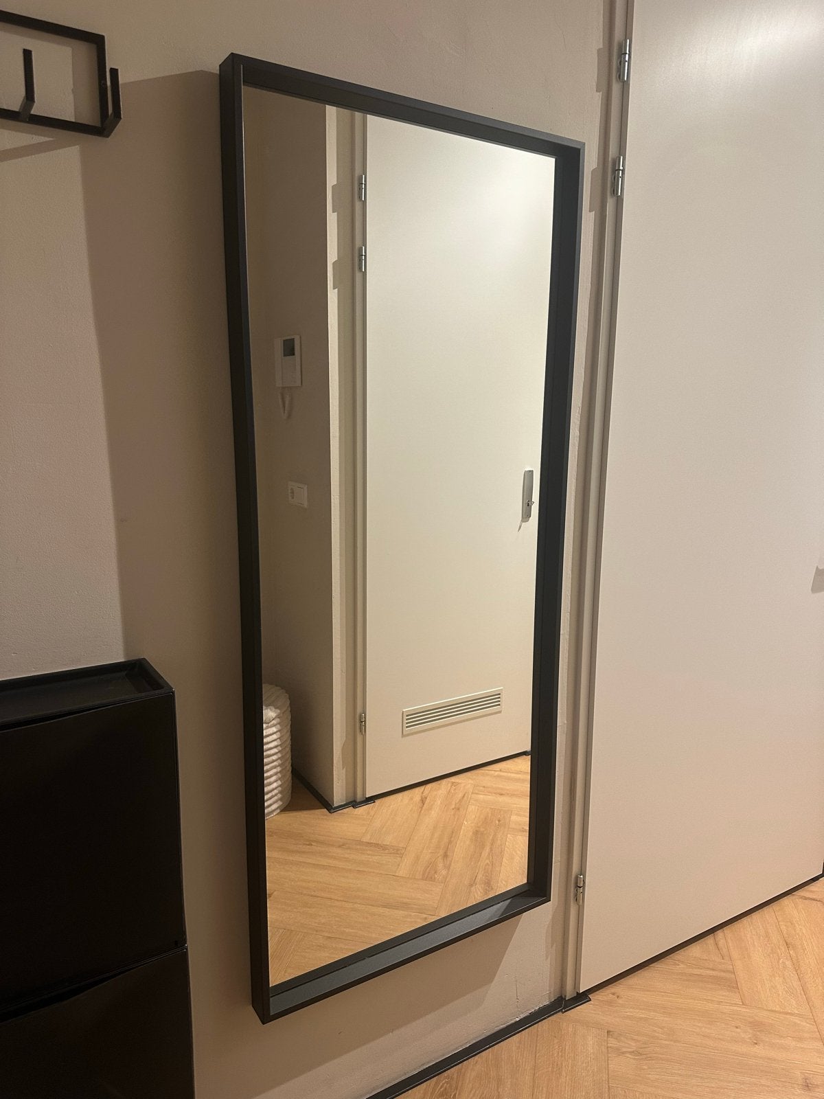 Stijlvolle IKEA spiegel met zwart frame, Ophalen of Verzenden, Zo goed als nieuw, 150 tot 200 cm, Rechthoekig
