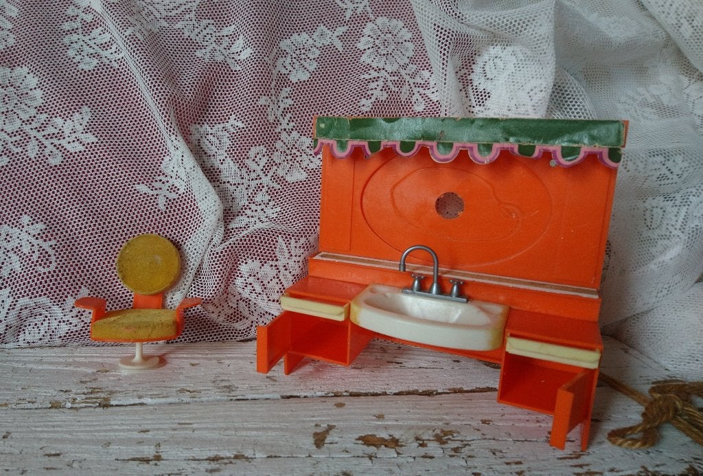 Poppenhuismeubeltjes / Oranje Retro Wasbakje kraan Jaren 70, Verzamelen, Poppenhuizen en Toebehoren, Ophalen of Verzenden, Zo goed als nieuw
