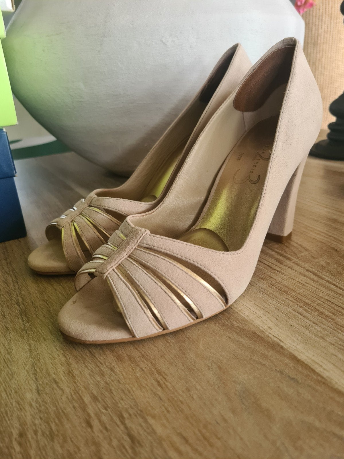 Un Deux Trois Paris Peep-toe Pumps Maat 39, Pumps, Beige, Ophalen of Verzenden, Zo goed als nieuw