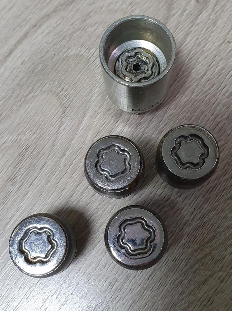 4 stuks wiel slotbout met slot M12, Auto diversen, Overige Auto diversen, Ophalen of Verzenden
