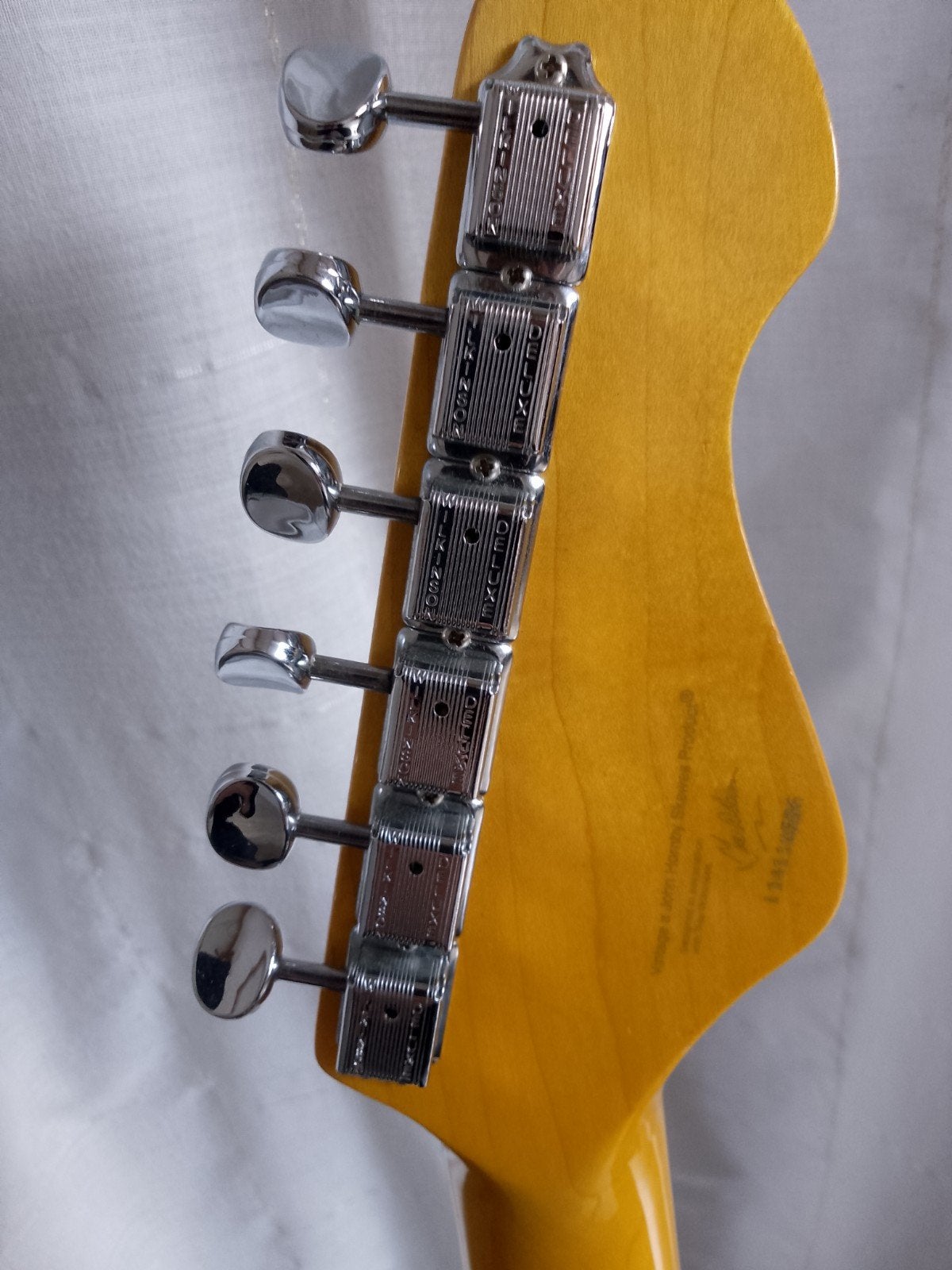 Links handige Vintage V6 Reissued Series elektrische gitaar, Muziek en Instrumenten, Snaarinstrumenten | Gitaren | Elektrisch
