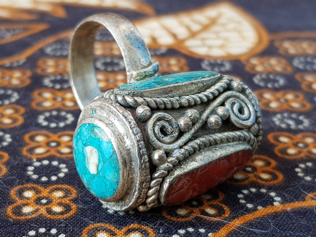 Mooie oude zilverbrons ring uit Nepal met stenen 4 cm., Antiek en Kunst, Zilver, Sieraad, Handgemaakt, Ophalen of Verzenden