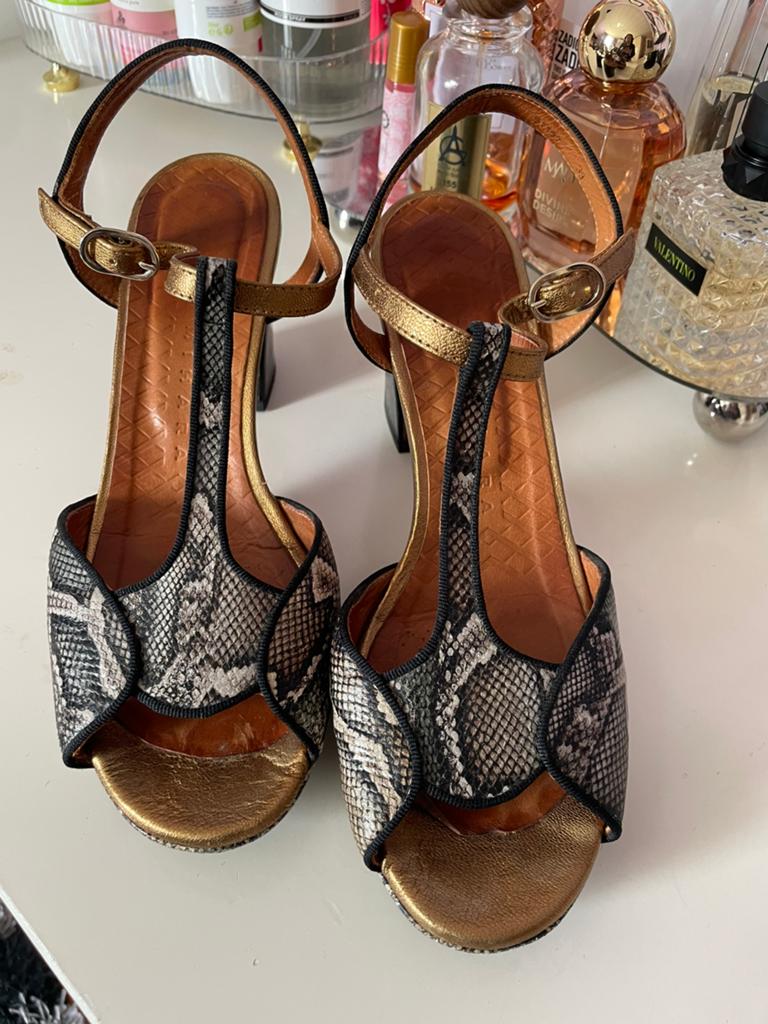 Chie Mihara 39, Kleding | Dames, Schoenen, Zo goed als nieuw, Sandalen of Muiltjes, Zwart, Verzenden