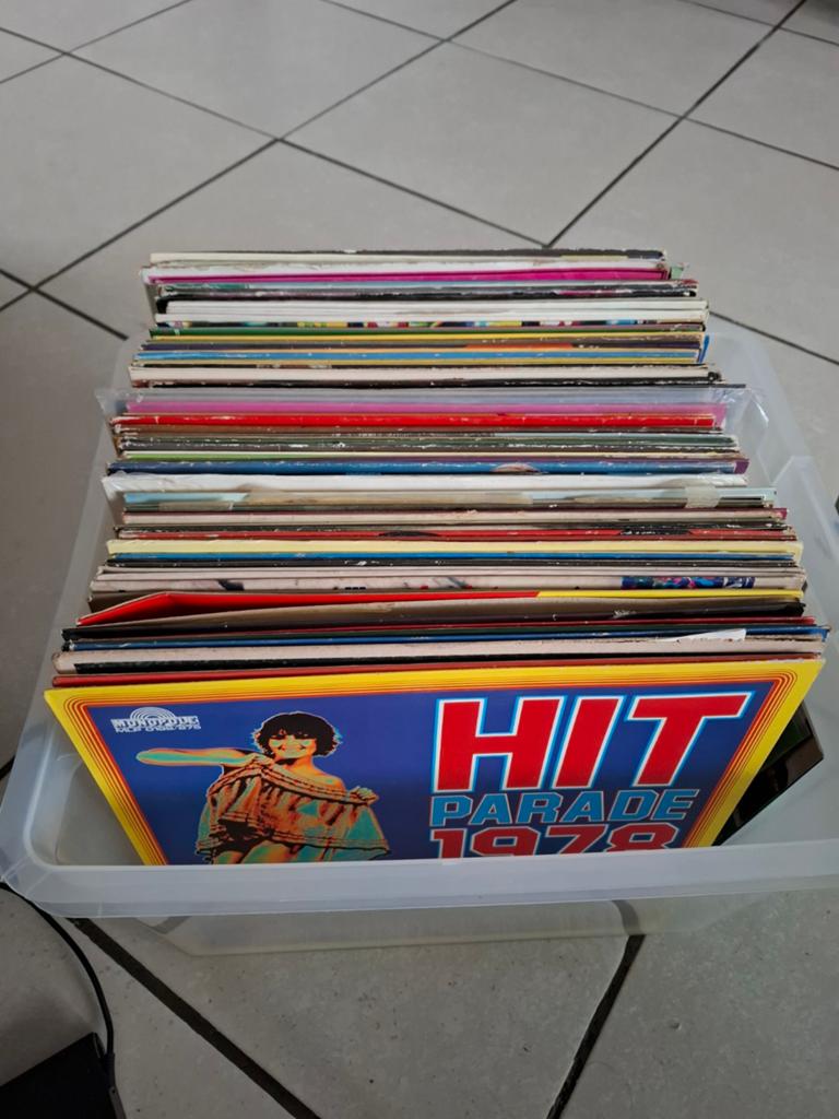 Bak met ca. 80 Nederlandstalige LP's jaren '70 en ouder, Ophalen, Gebruikt, 12 inch