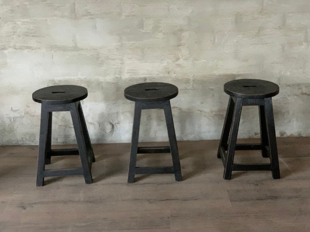 3 zwarte houten krukjes / prijs per stuk, Huis en Inrichting, Ophalen of Verzenden, Zo goed als nieuw, Hout